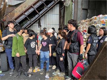 快新聞／新北樹林回收場查獲45名非法移工　垃圾堆中躲查緝「原地石化」