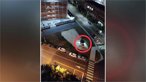 臭豆腐攤車占用南屯公有綠地　民眾檢舉稱遭警回：不是道路管不了