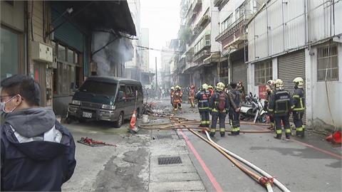 快新聞／新北三重工廠火警！消防救出受困頂樓4人　6人預防性送醫