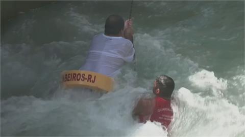溫帶氣旋+冷鋒襲巴西　男子被大浪捲進海裡