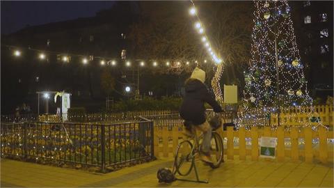體力換電力節能奇想　布達佩斯民眾騎腳踏車為耶誕樹點燈