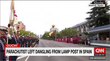糗！西班牙國慶閱兵 傘兵失誤撞路燈