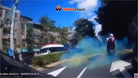 馬路上的「不定時炸彈」? 電纜短路點燃沼氣 人孔蓋爆炸嚇壞騎士