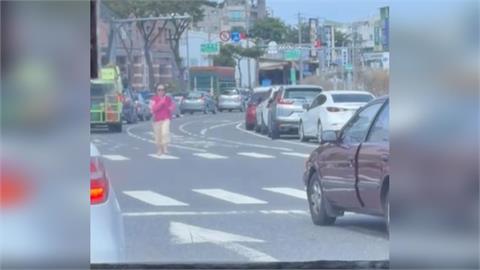 為丟垃圾狂違規！　婦人停快車道扔垃圾﹑鬼切轉彎離去