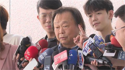 快新聞／徐巧芯討王義川合照遭冷回！　王世堅比「謎之手勢」震撼表態了...