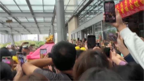 粉紅超跑進醫院! 贊境第二天為病患祈福人潮滿滿