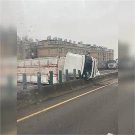 快新聞／台66線發生車禍！　「大貨車側翻車道」畫面曝光