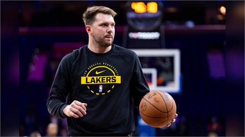 NBA(影)／唐西奇喜迎「二女兒出生」後首場就砍31分大三元！聯手詹皇擊退七六人