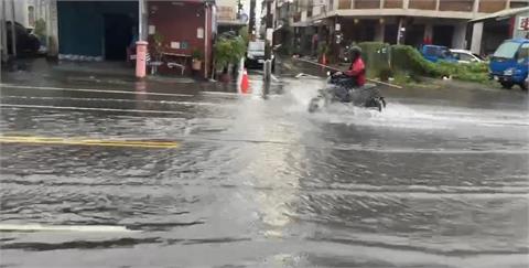 快新聞／山陀兒帶強大風雨！屏東東港東津里淹水　騎士猶如「渡河」