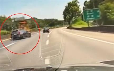 驚險畫面曝光！國1轎車開內線撞緩撞車　肇事駕駛恐賠慘了