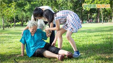80歲婦跌一跤「二度骨折」！醫警告：2因素讓跌倒風險暴增