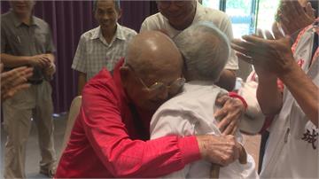 兩位都是107歲 百歲人瑞握手擁抱相見歡