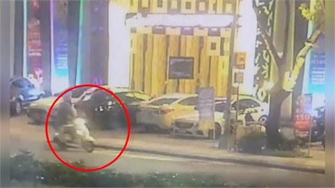台中騎士沒駕照心虛逆向逃跑　闖紅燈擦撞遭壓制收違規大禮包
