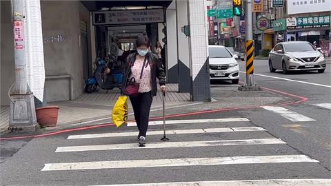 「閃亮亮」遊覽車未減速、未禮讓　2路人險遭撞