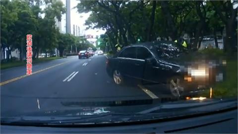 通緝犯酒駕自撞分隔島下秒加速倒車　拒檢還逆向險象環生