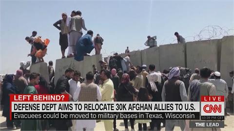 阿富汗人蜂擁逃出家園　民眾爬美國軍機墜落身亡