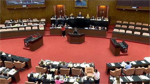 藍白推「4+1國定假日」1行為讓律師有意見！嘆：後果中小企業老闆承擔