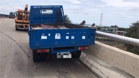 疑身體不適昏睡　台61線小貨車失控撞護欄