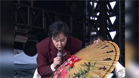 陽帆攜紙傘登大港開唱！感謝芬蘭大使林昶佐　笑稱之前「價錢喬不攏」