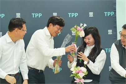 爆笑畫面!黃國昌送花予女白委 她回敬一把蔥調侃:寶貝我有欠你嗎