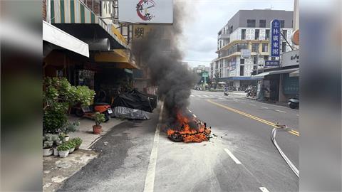 快新聞／電動車突然燒成火球！台南騎士跳車驚險逃生　黑煙狂冒畫面曝
