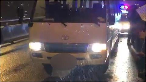 司機嫌「孩童吵鬧踢椅背」全家遭丟包交流道旁!飯店「還原情況」:司機記過