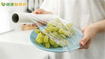 食物包保鮮膜烹調、加熱恐溶出毒物　醫教4招避風險