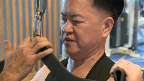 65歲健身不嫌晚　林志隆告別高血壓還能單手拎小孩