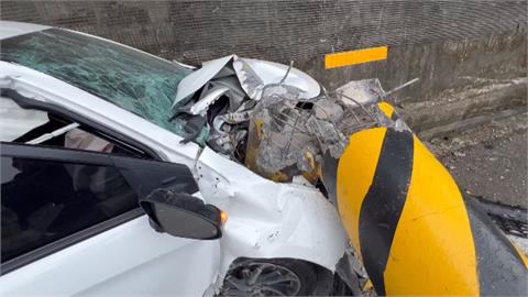 台三線苗栗獅潭段轎車撞斷電桿　一家三口1死2傷