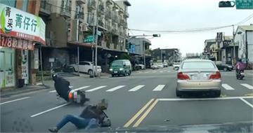 桃園3寶神級對撞！行人闖紅燈＋機車逆向搶快　雙雙撞成1秒躺平