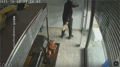 鐵鍊斷掉！鐵捲門突快速下降　生死一瞬間！男進門差點被壓扁