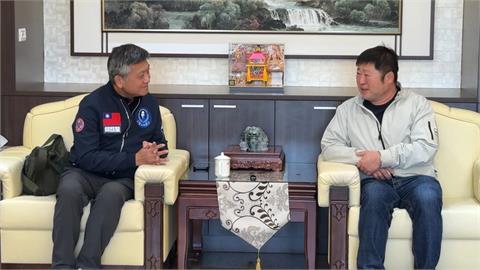 何啟聖赴花蓮議會同框張峻！　狂批藍營縣黨部百般刁難