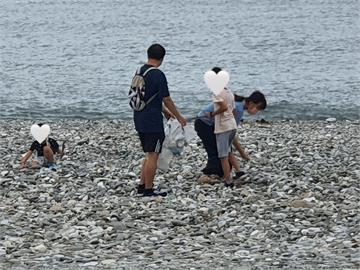 花蓮父母帶2孩海邊撿垃圾　5千網讚「最棒身教」！釣出本尊回應了