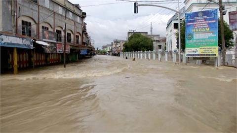 印尼亞齊省連日豪雨水深及胸！道路房屋全淹