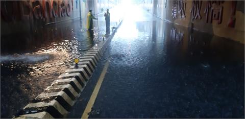 大雷雨狂炸新北！　板橋大觀地下道淹水緊急封閉