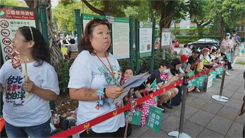 快新聞／小水滴湧進士林夜市！頭香中午就卡位　粉絲竟連「這物」都給沈伯洋簽名