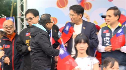 黃國昌新北升旗搶曝光　與侯友宜、劉和然互動少