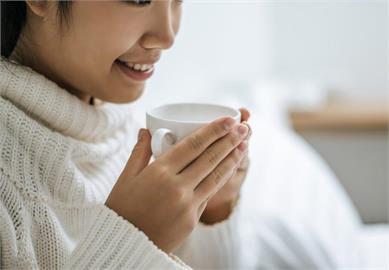 天冷為何要喝溫開水！專家解密保暖祕訣　冬天喝水別超過「這溫度」
