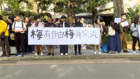 台灣學生發國旗相迎！　中生團訪清大快步離開不敢拿