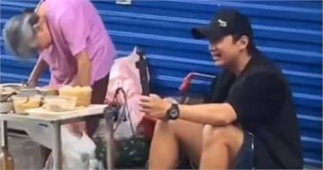 5年如一日！鄧超私訪「一毛錢奶奶」坐路邊陪賣涼菜　超暖畫面曝光