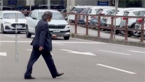 王世堅「違規穿越馬路」被直擊！　這原因無法開罰