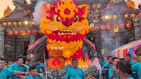 左營萬年季火獅踩街湧人潮　首度邀義消扛轎祈求出勤平安