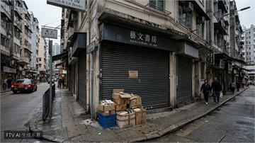 港警突襲前記者創辦書店　搜走多箱物品帶走上銬女子
