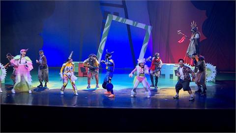 蘋果劇團新戲首演！三米充氣巨偶登台震撼全場