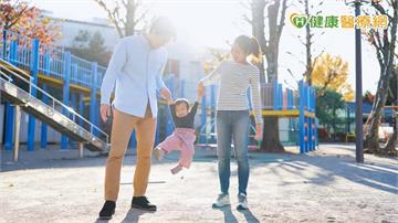 太用力拉小孩手恐脫臼！醫：1部位未發育完全　家長日常「4動作」增風險