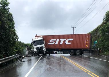 快新聞／頭城濱海公路貨櫃車自撞橋墩「車頭歪一邊」畫面曝　道路雙向不通