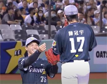 中職(影)／明星賽場上大放閃！陳晨威隔空嘟嘴示愛、郭俊麟下跪向「他」求婚