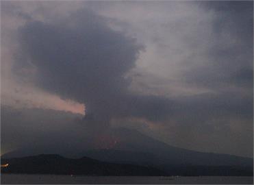 日本櫻島「火山噴發」碎石噴飛2.5公里　氣象廳發布最高「避難」警戒