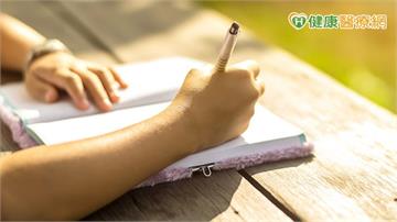 每天早上兩行字就能變幸運？專家揭一分鐘日記的神奇效應