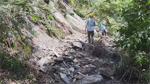 機具進駐搶修！大鹿林道坍方阻通行　27位登山客驚險脫困